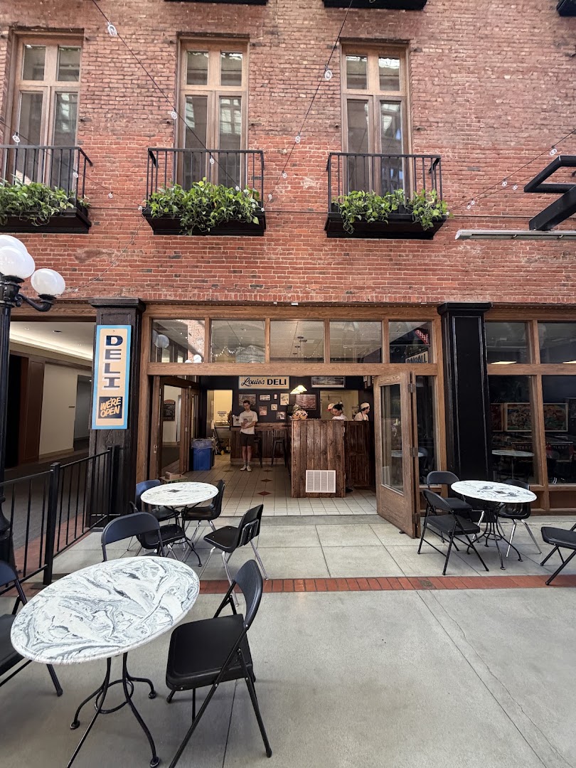 Louie's Deli: clear, inviting exterior restaurant shot