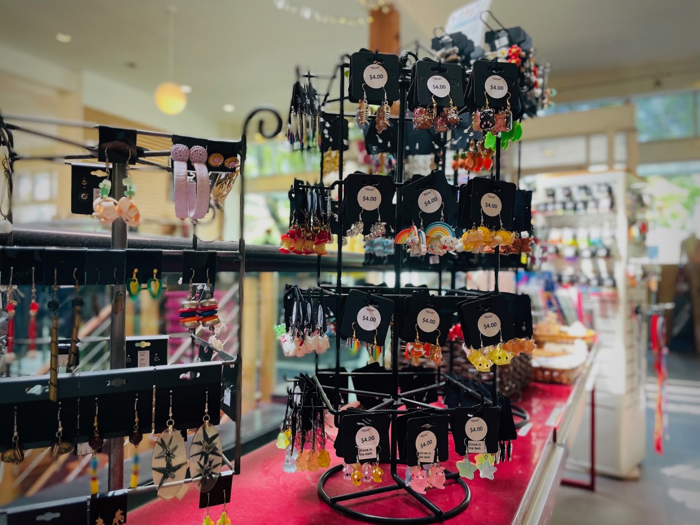 Magpie Thrift: clear display of shop products