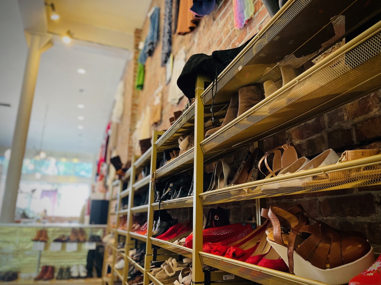 Magpie Thrift: shop interior and products