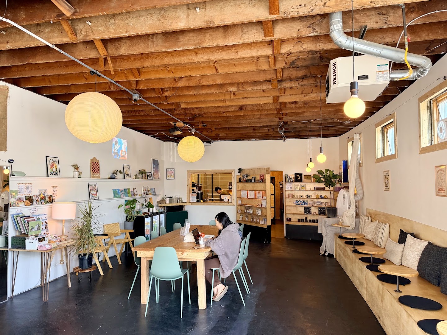 Orange Goose Coffee: inviting and clean interior shot