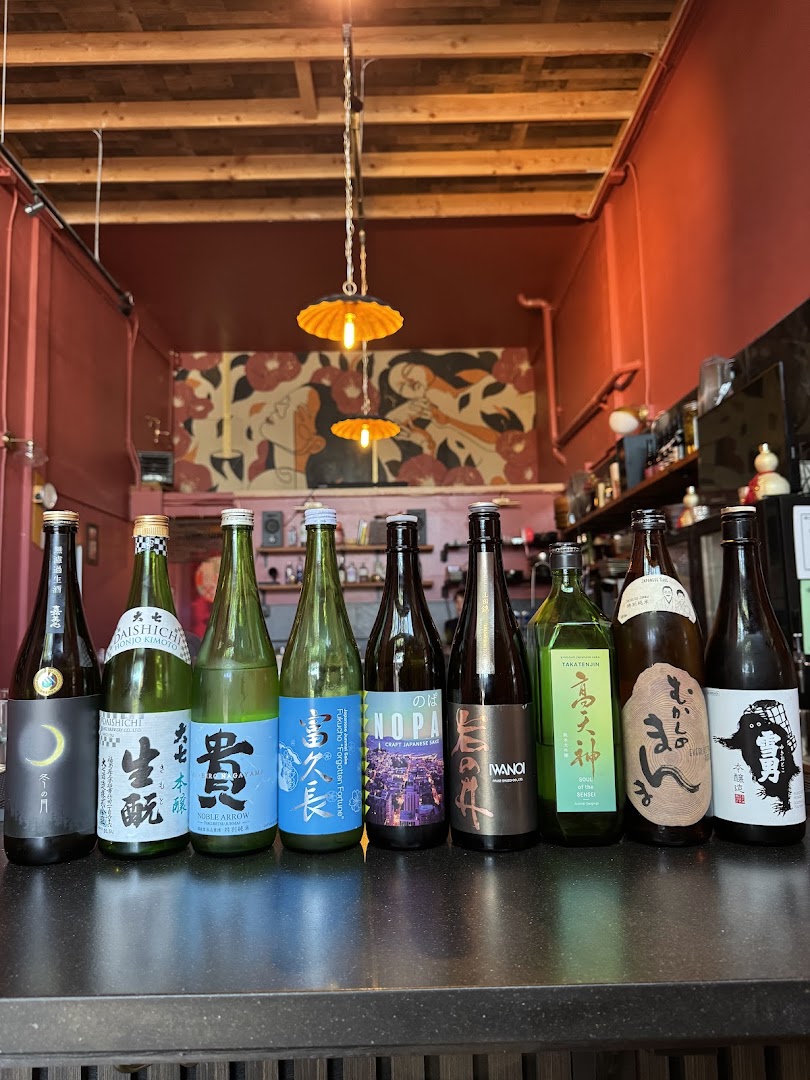 Sake Noire: clear display of bar offerings