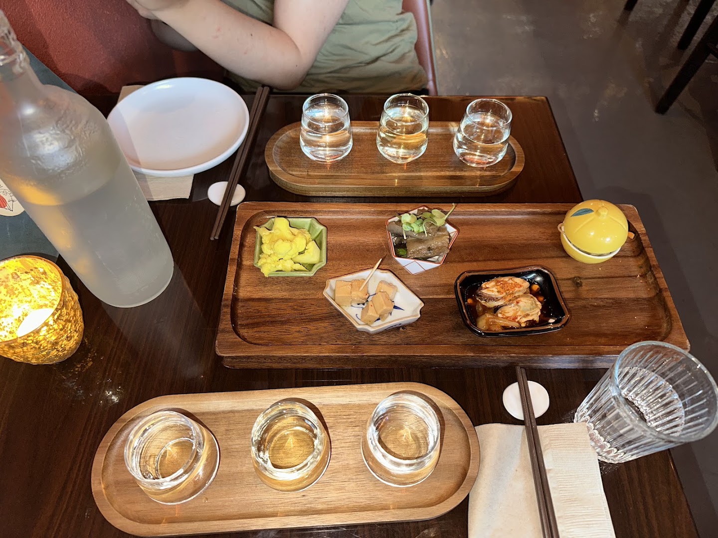 Sake Noire: appetizing presentation of drinks and food