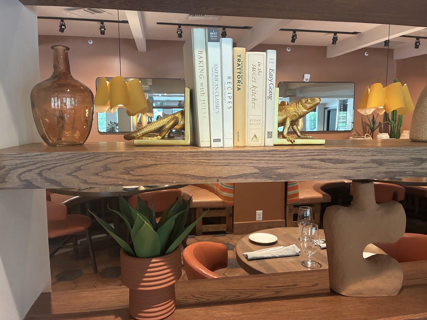 Lucida Desert Kitchen + Bar: attractive interior design and atmosphere