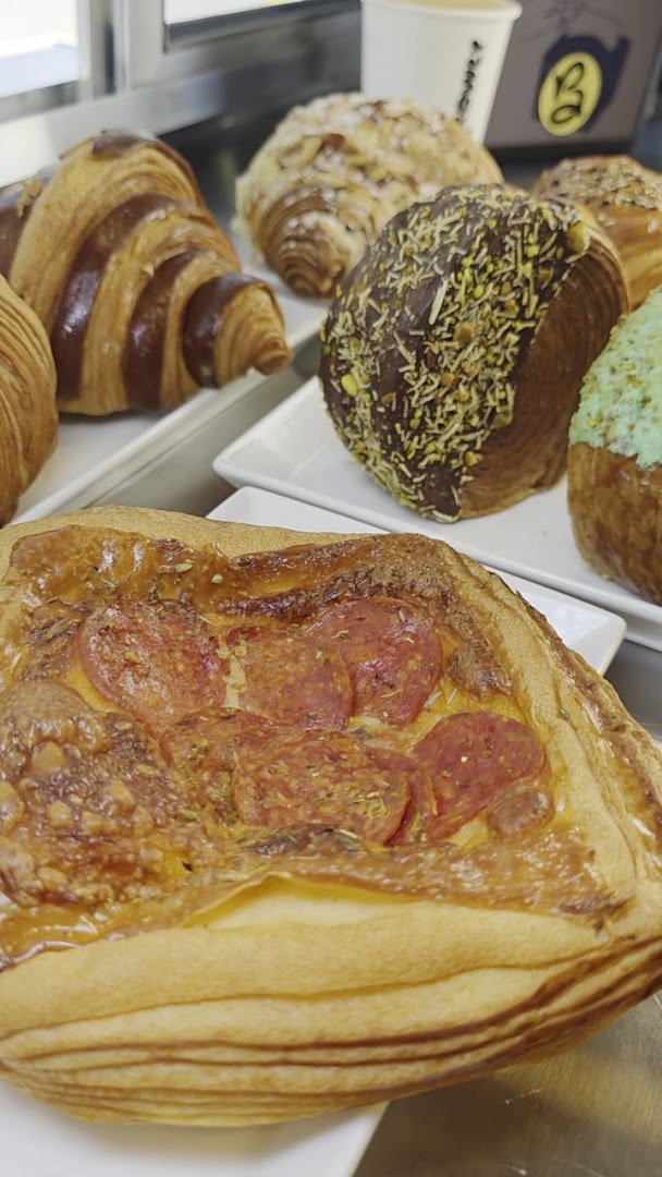 Brewly Cafe: appetizing display of cafe food