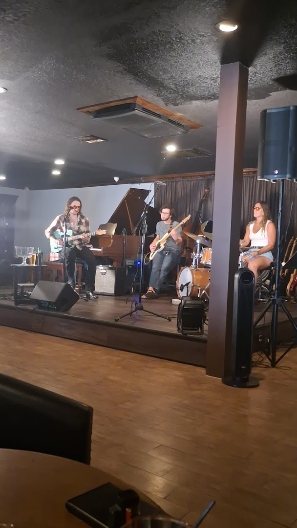 Chewy's Lounge: live music atmosphere