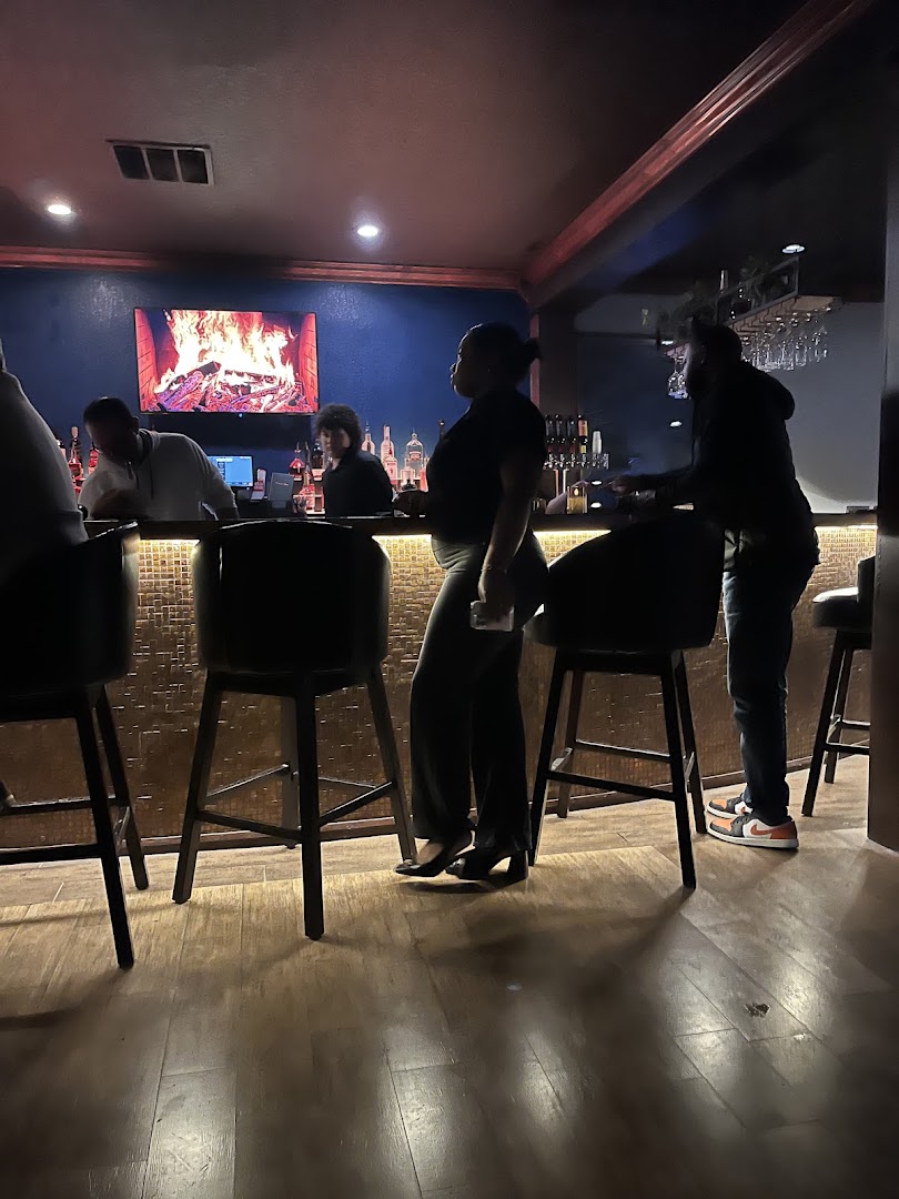 Chewy's Lounge: bar atmosphere and patrons