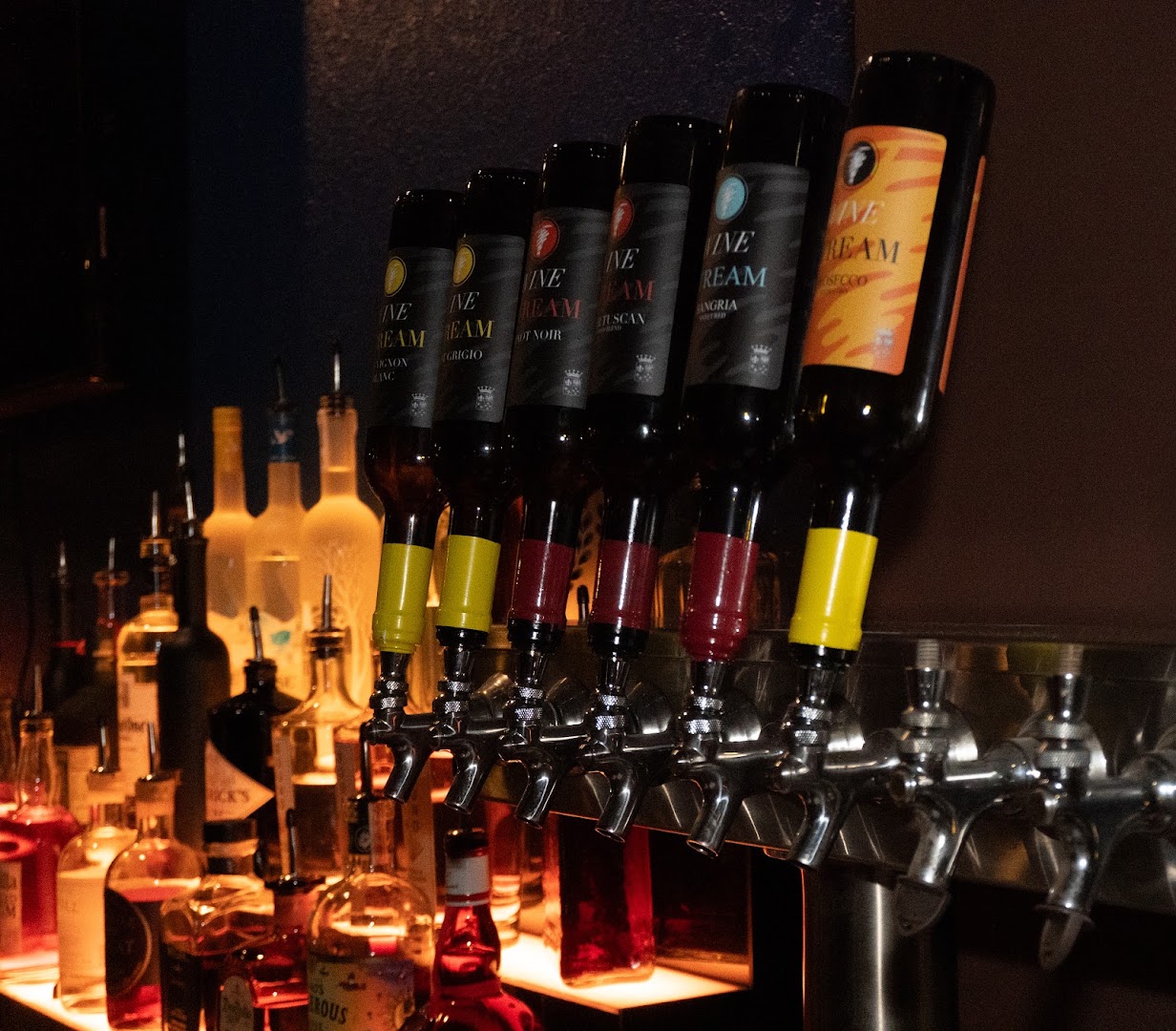 Chewy's Lounge: clear, professional bar drink display
