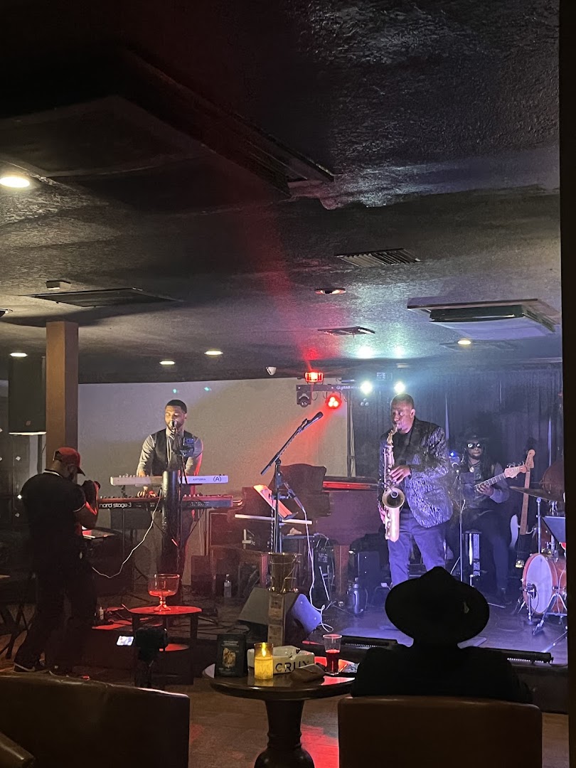 Chewy's Lounge: live music venue atmosphere