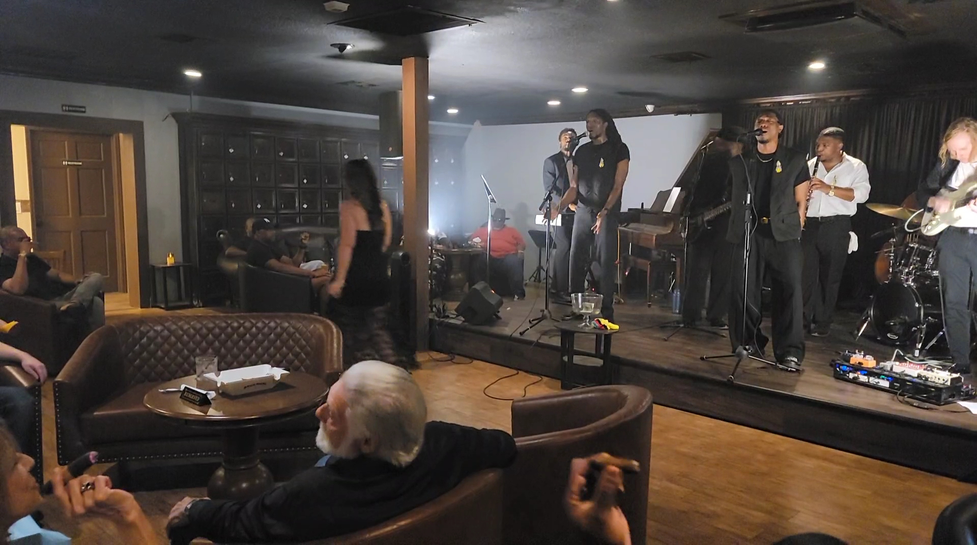 Chewy's Lounge: lively bar atmosphere well