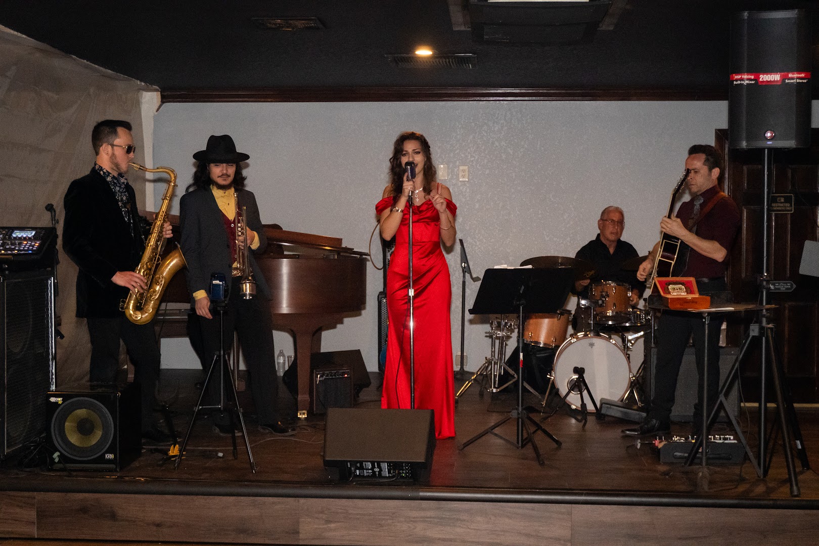 Chewy's Lounge: live music performance at venue