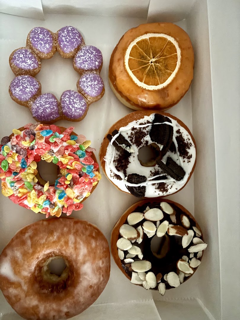 CRAVE DONUT: high quality photo of donuts