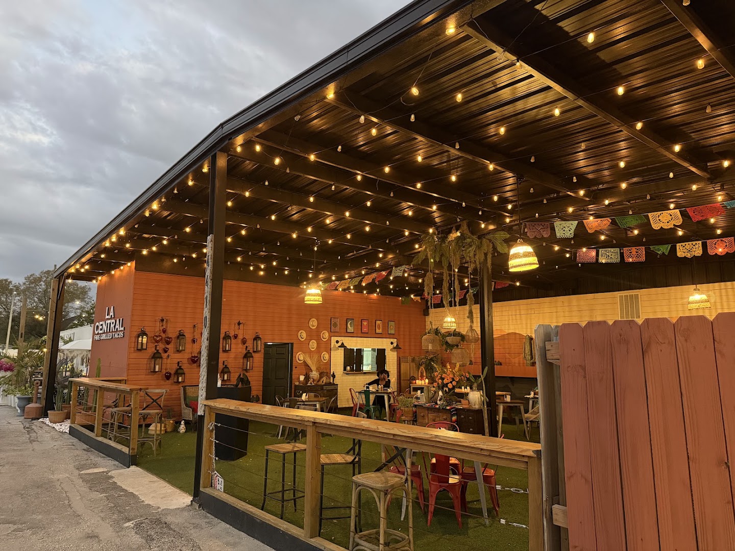 La Central Tacos: inviting and clear restaurant terrace