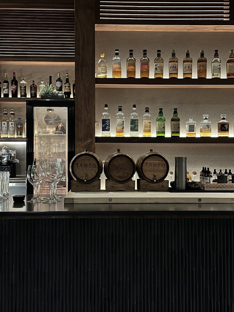 Tantō: professional, high-quality bar interior shot