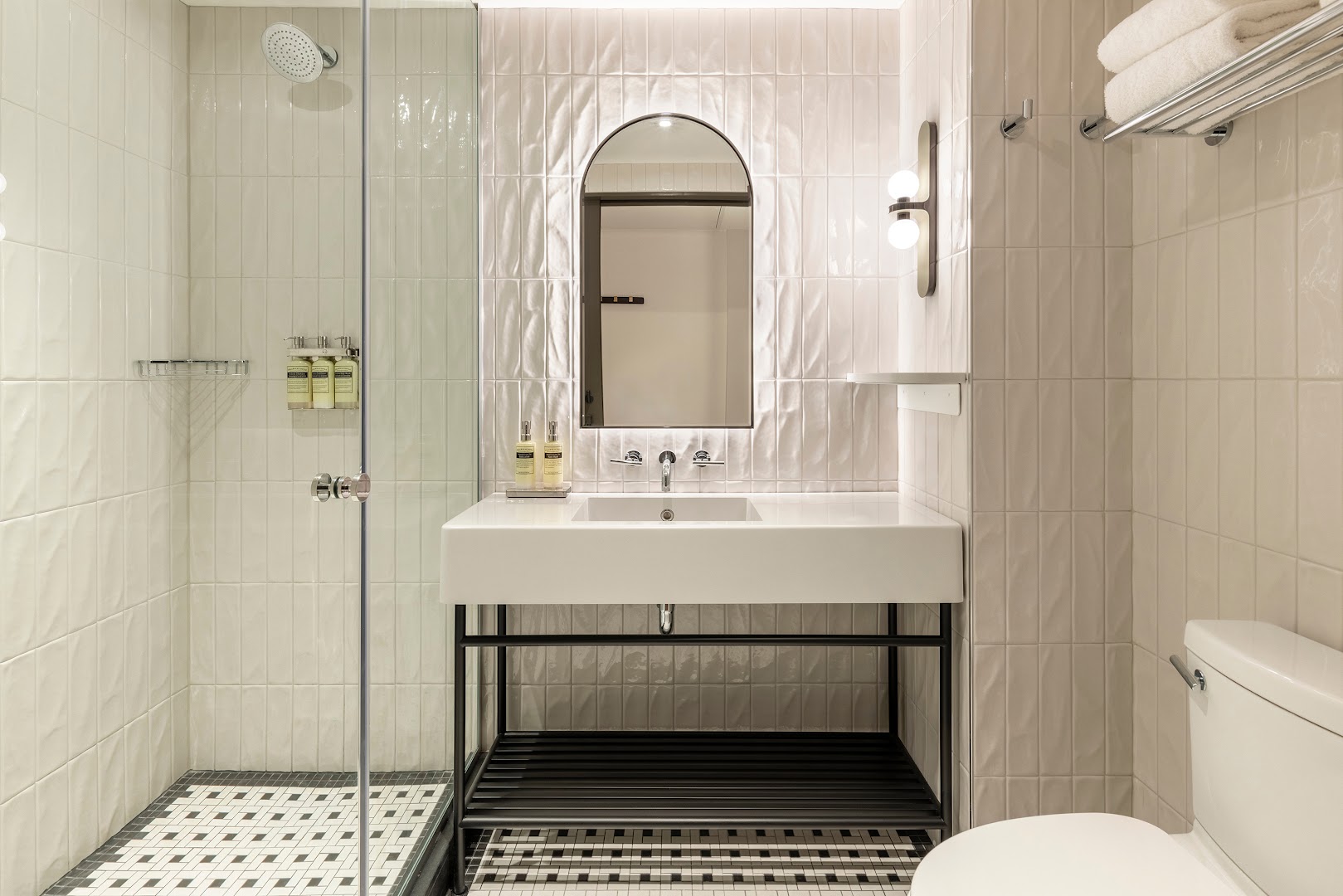 Arlo Washington DC: professional, clean hotel bathroom photo
