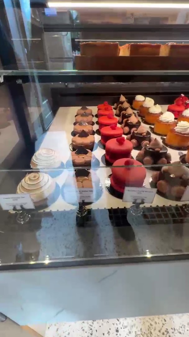Boulangerie Saint Georges: high quality display of pastries