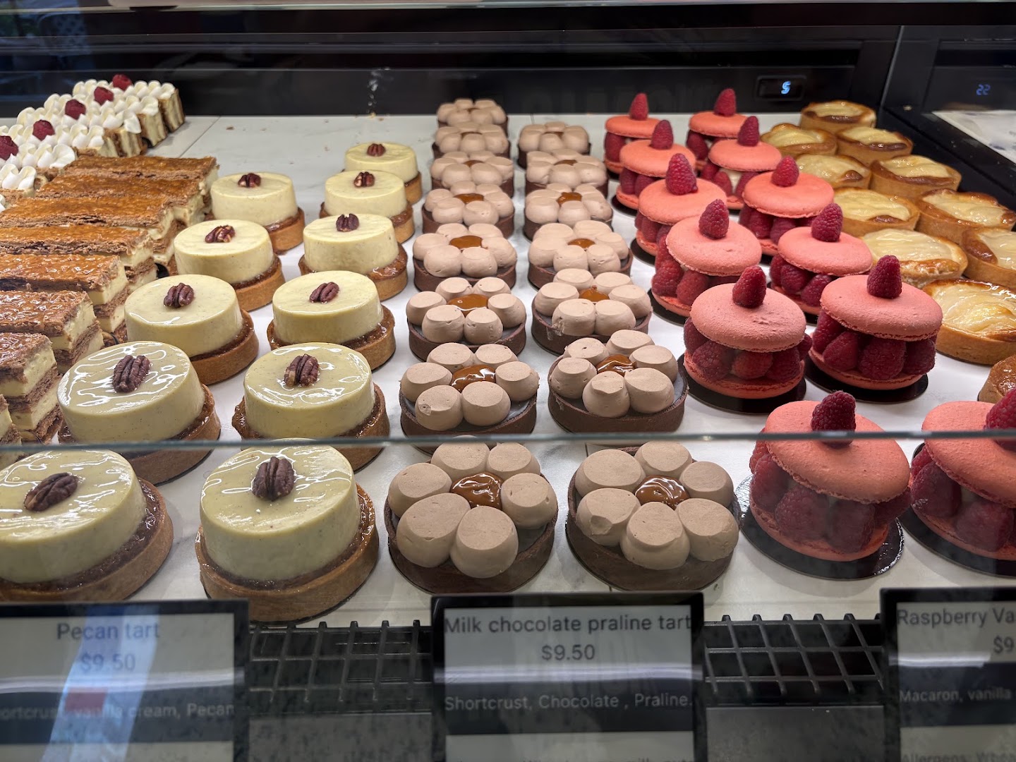 Boulangerie Saint Georges: appetizing display of fresh pastries