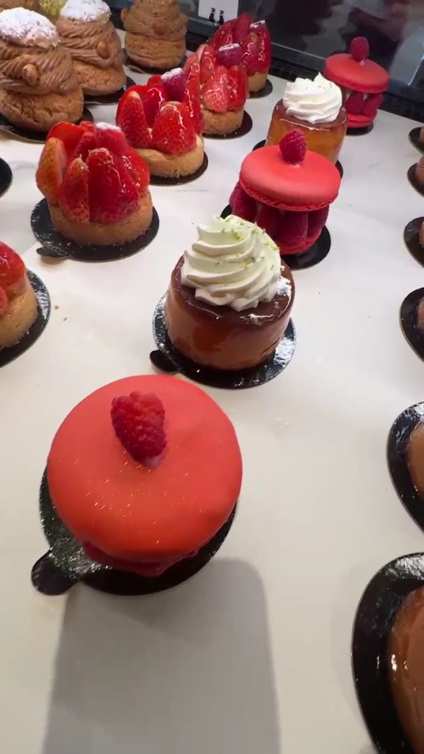 Boulangerie Saint Georges: high quality appetizing pastry display