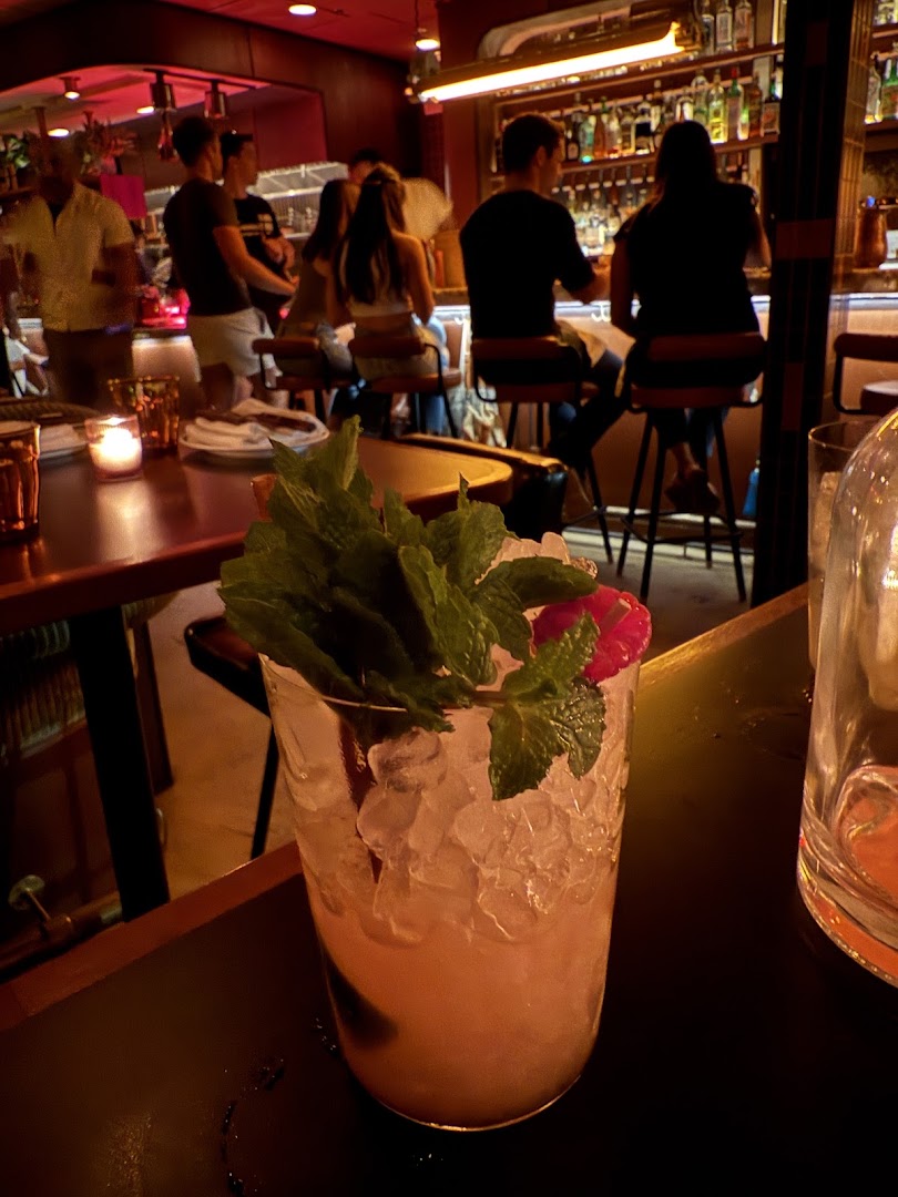 Cana: appealing cocktail and bar atmosphere