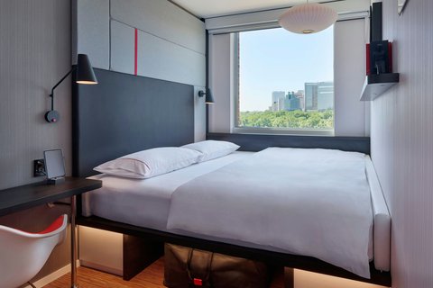 citizenM Washington DC Georgetown: professional hotel room interior shot