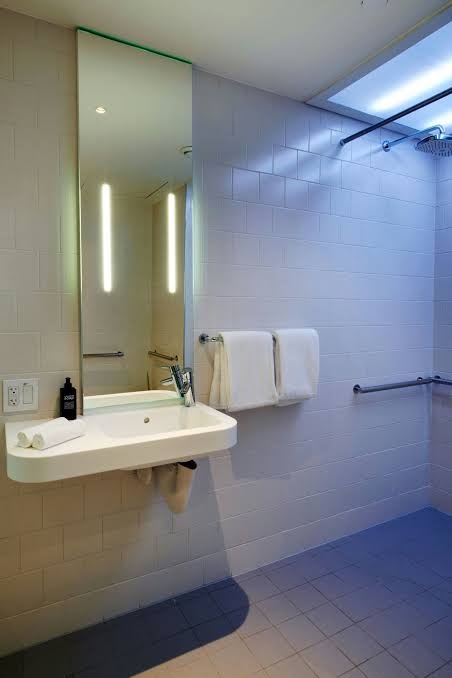 citizenM Washington DC Georgetown: clean and professional hotel bathroom