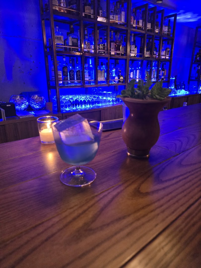 Florería Atlántico: atmospheric shot of bar drinks
