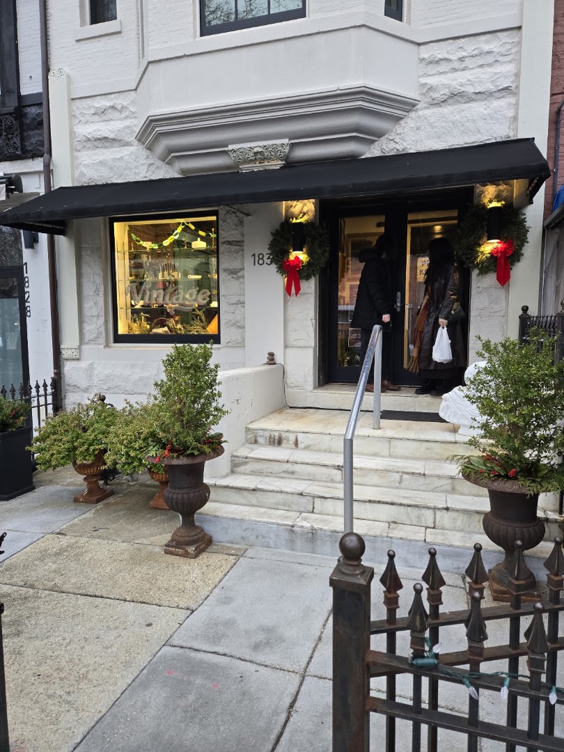 Garlic Girl Vintage: clear storefront photo of shop