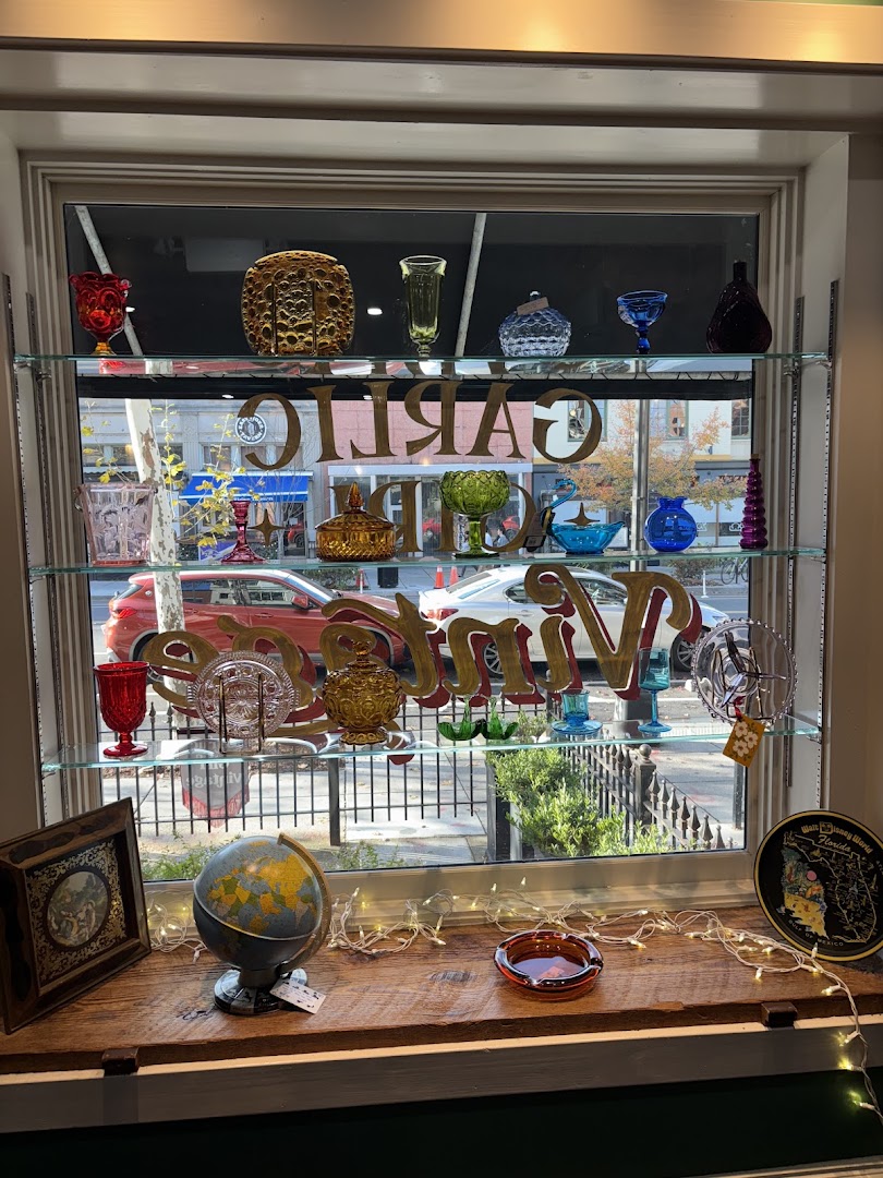 Garlic Girl Vintage: attractive shop window display