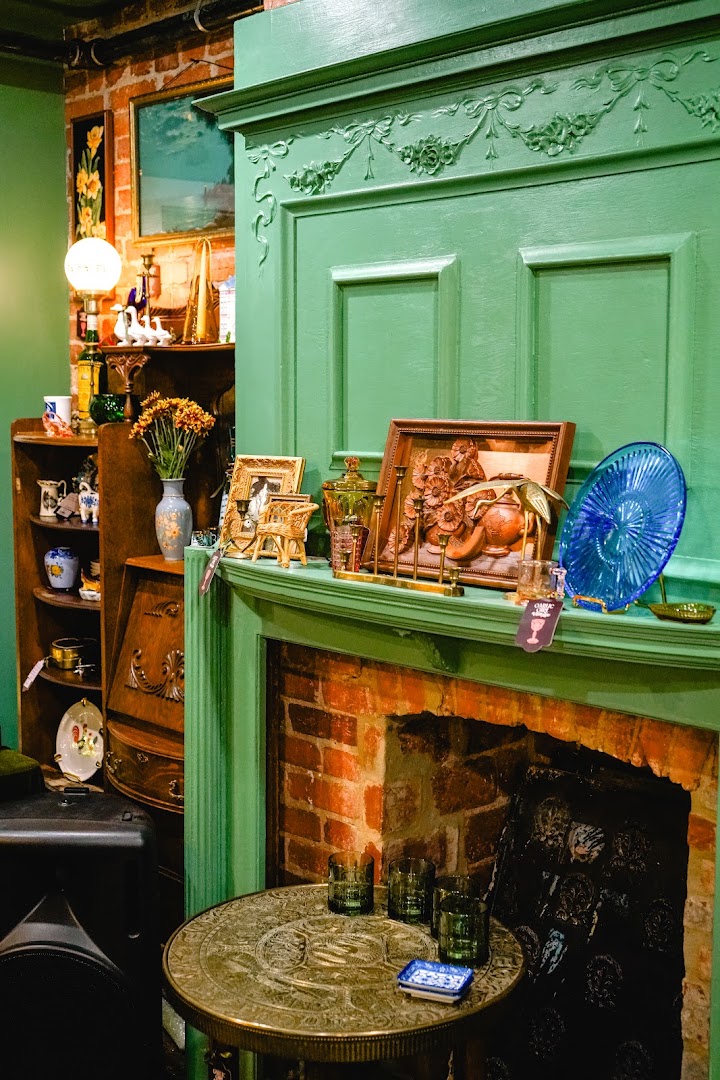 Garlic Girl Vintage: attractive shop interior and display