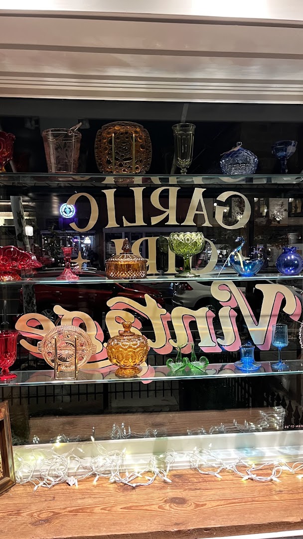 Garlic Girl Vintage: clear display of shop products