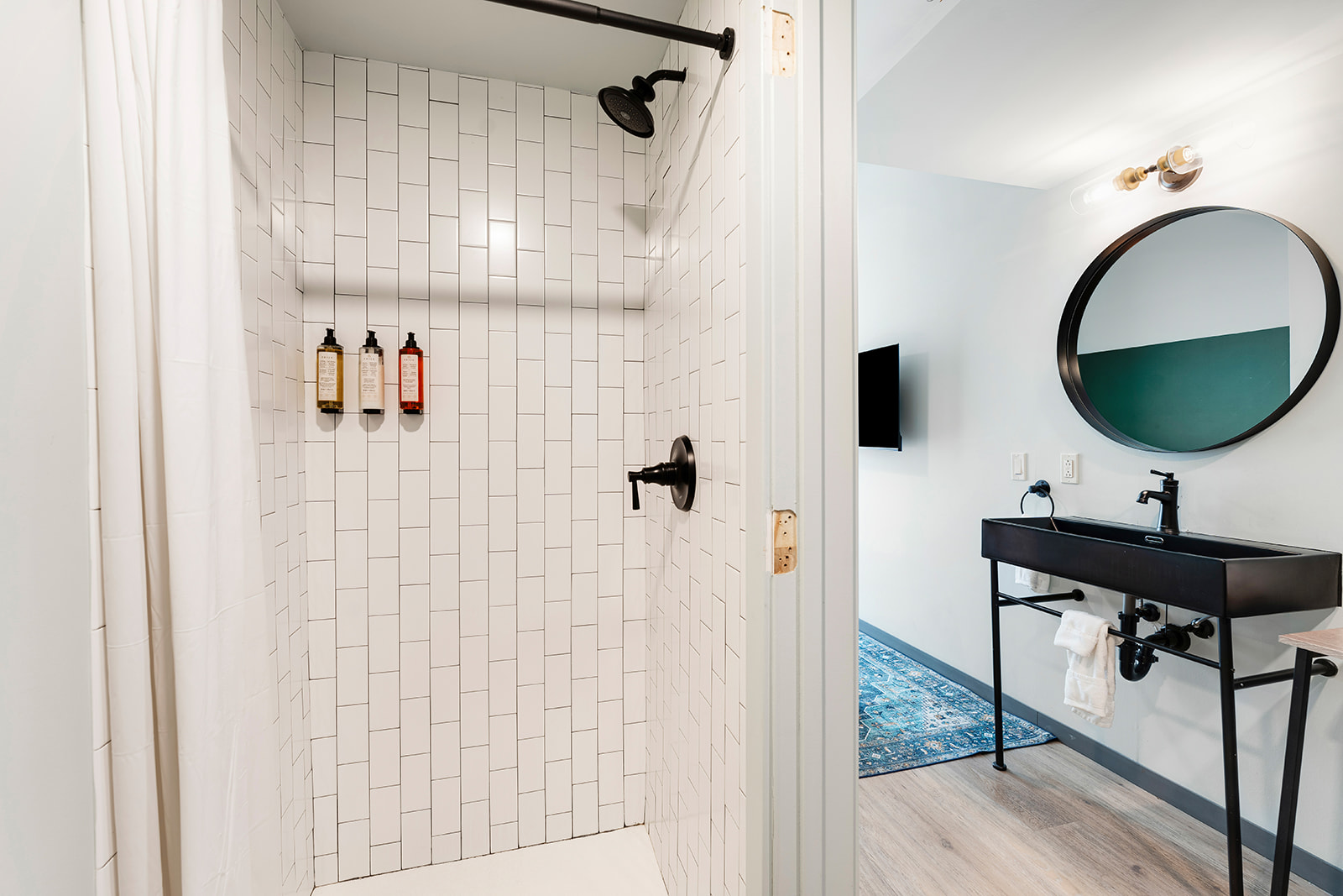 Hotel Nell: clean, professional hotel room photo