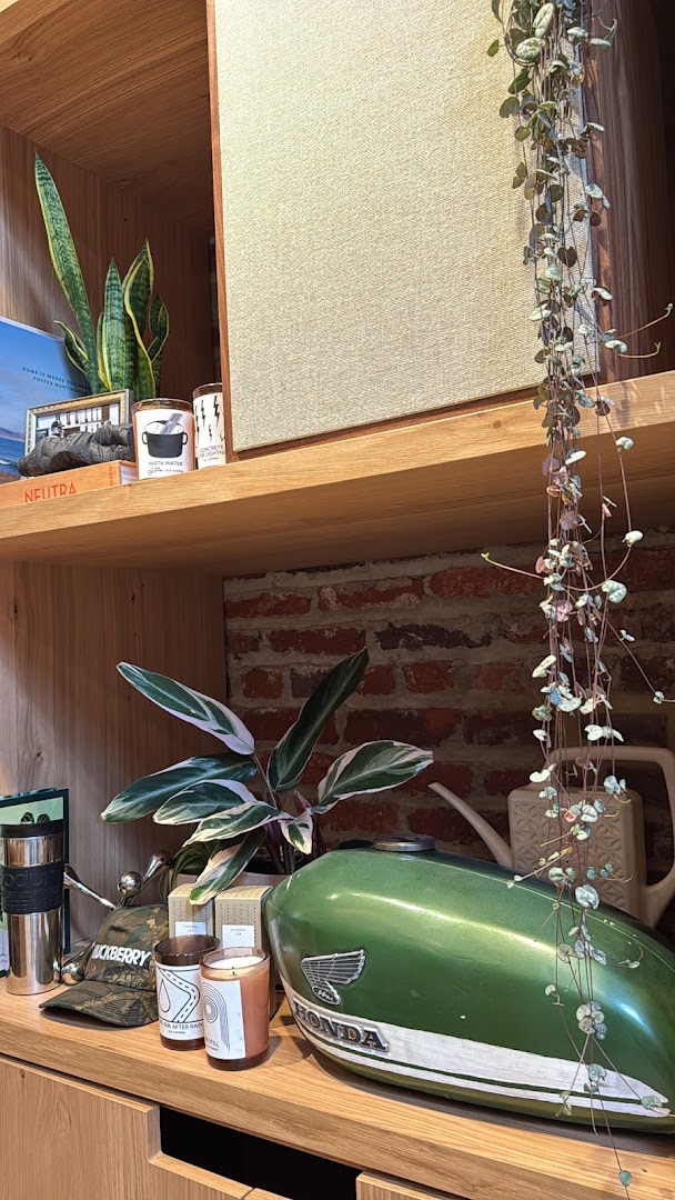Huckberry: attractive shop display and atmosphere