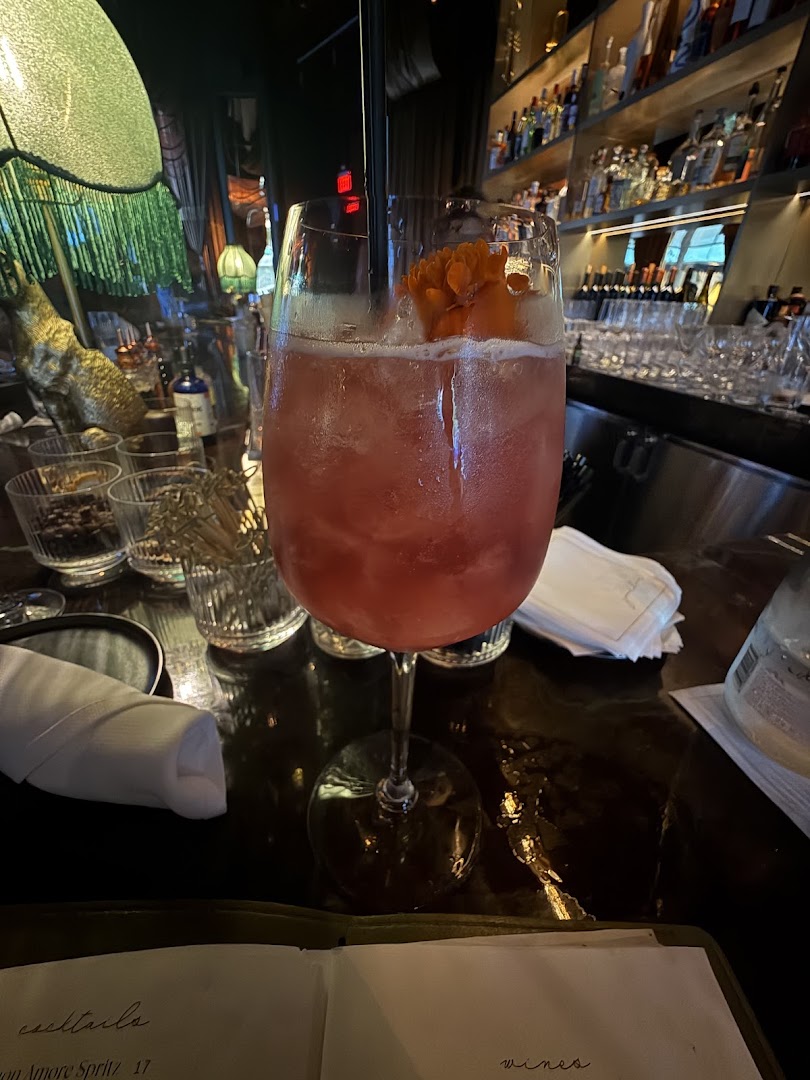 Isla & Goodlove: appealing cocktail in restaurant setting