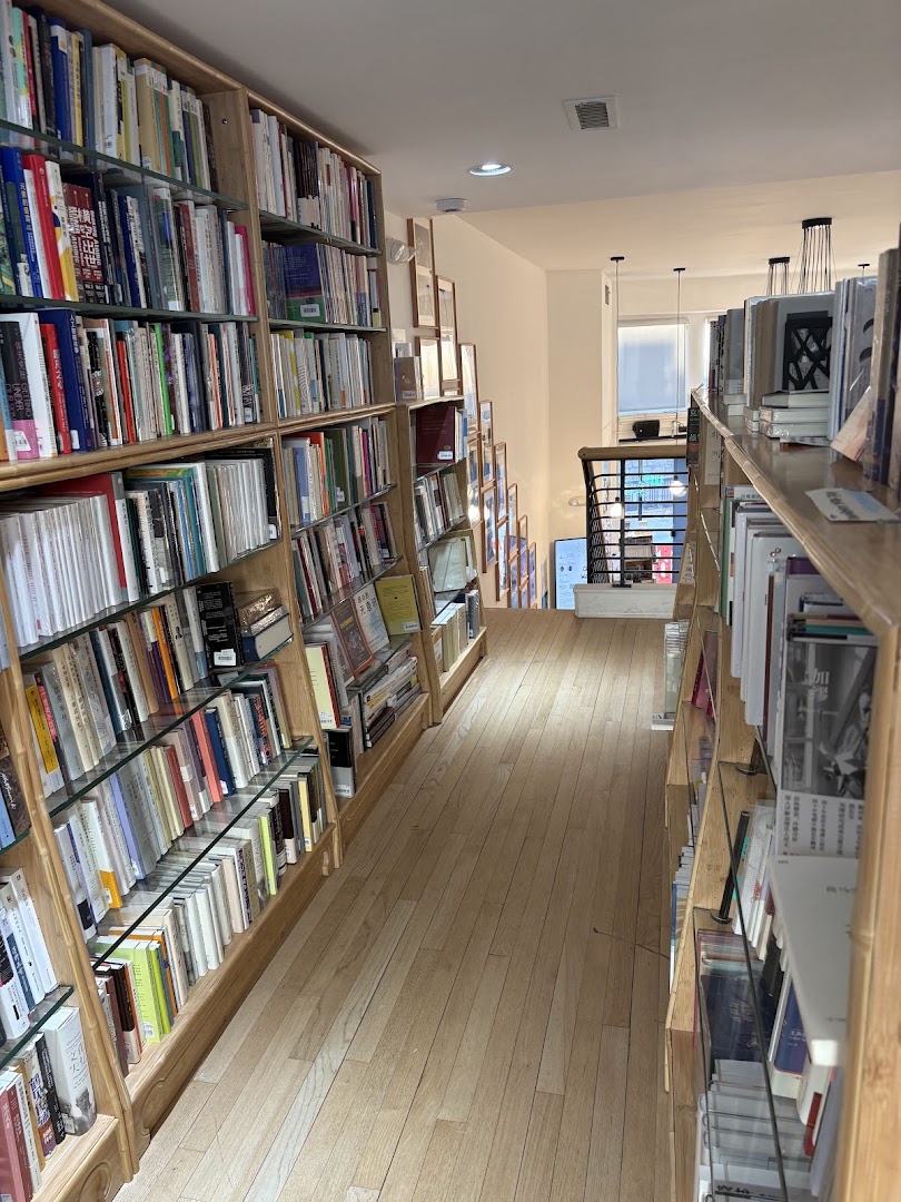 JF Books: clear, inviting bookstore interior shot
