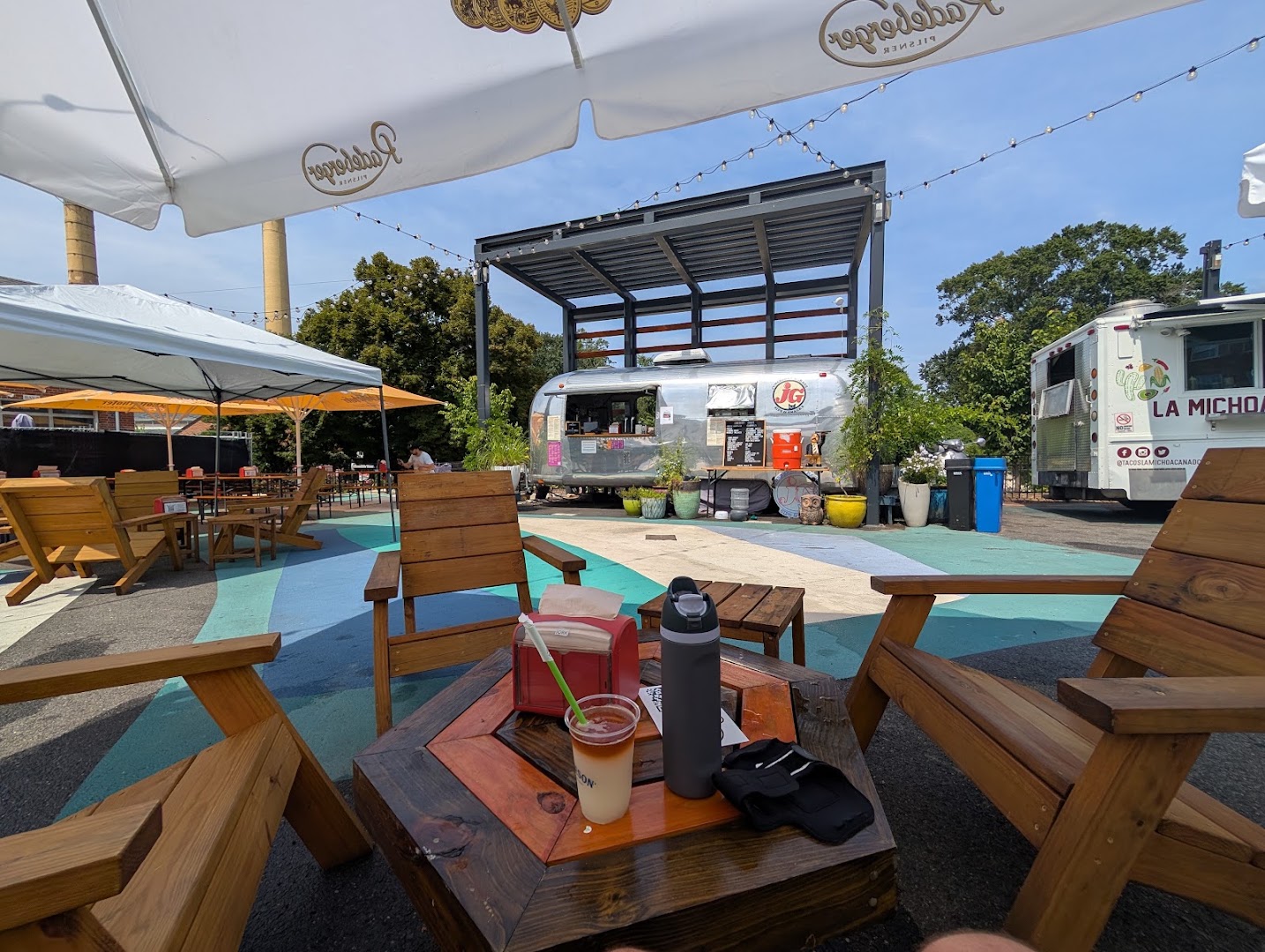 Juneberry Garage: inviting outdoor dining atmosphere