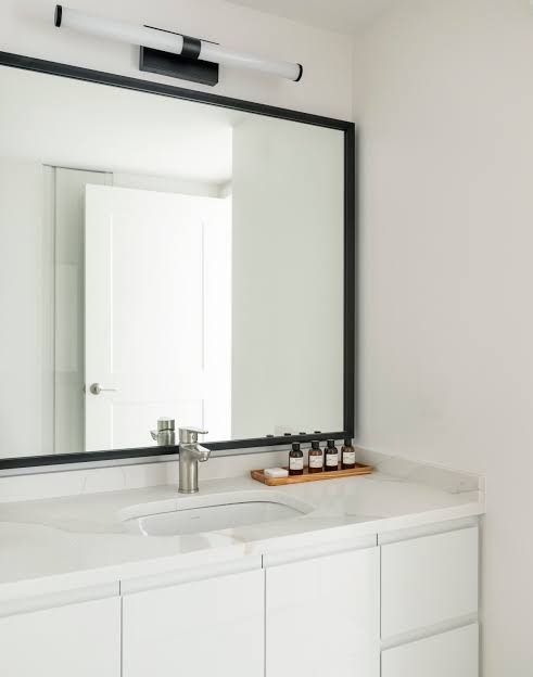 ROOST White House: clean professional hotel bathroom photo