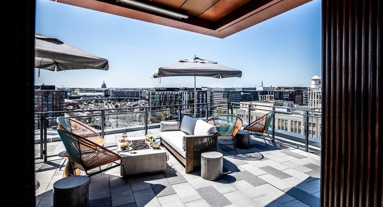 Sly: attractive terrace with city view