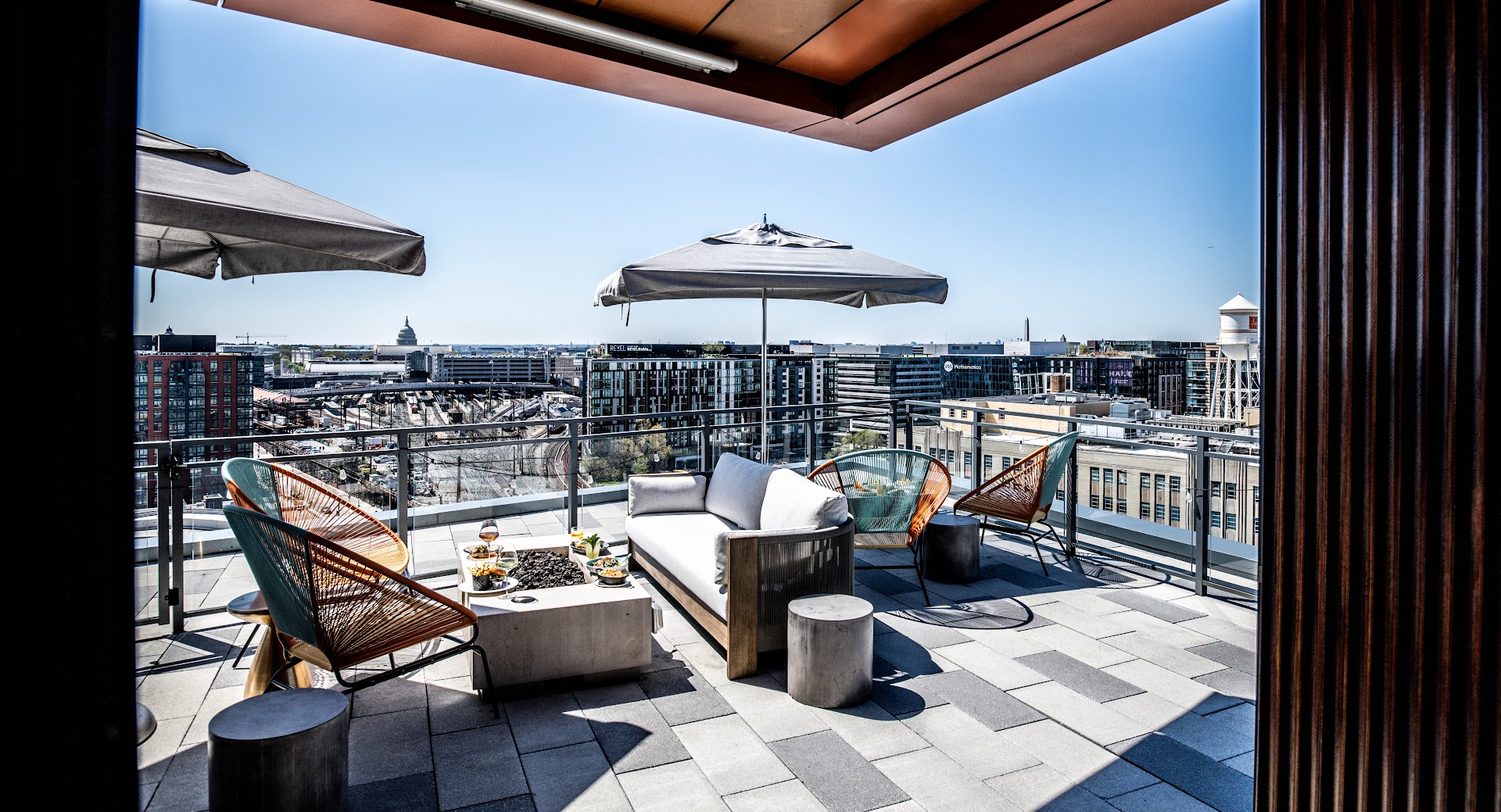 Sly: attractive terrace with city view