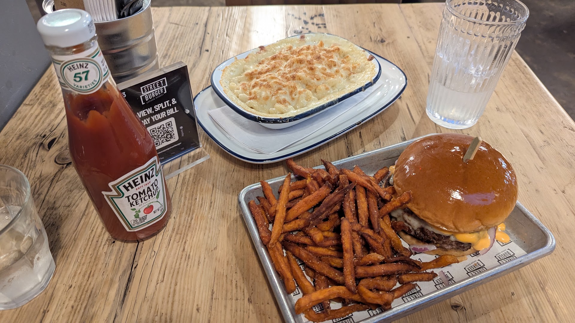 Street Burger: appetizing photo of restaurant food