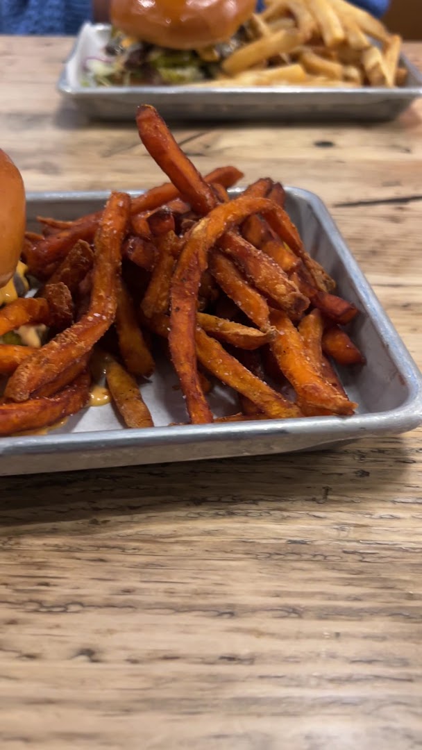 Street Burger: appetizing photo of restaurant food