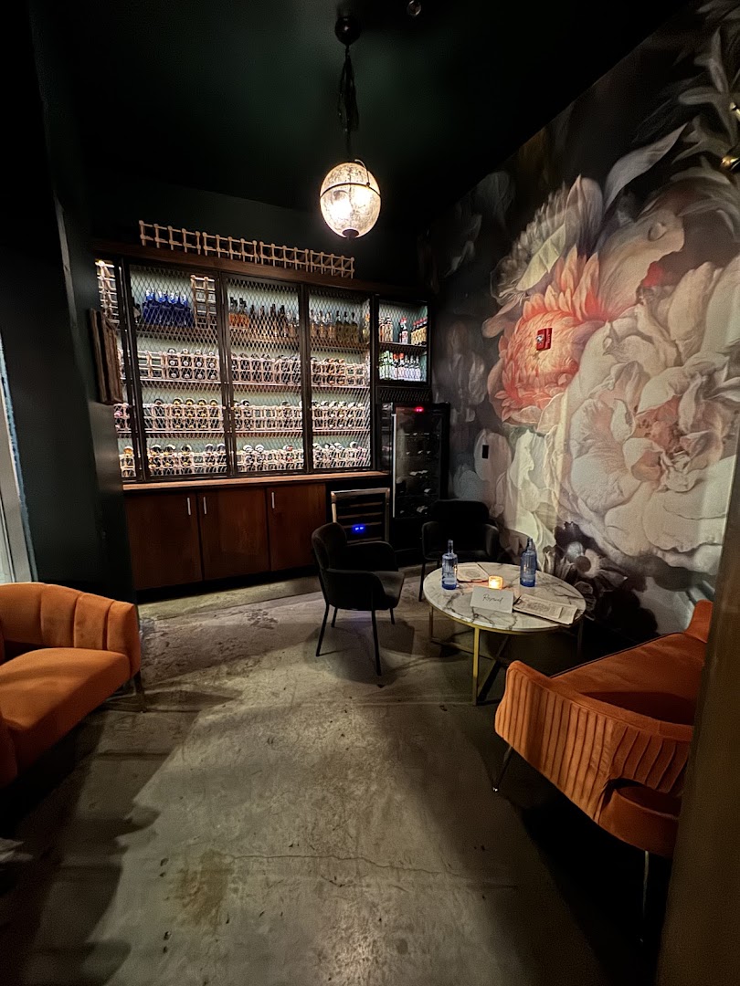 Ugly Duckling: high quality interior atmosphere shot