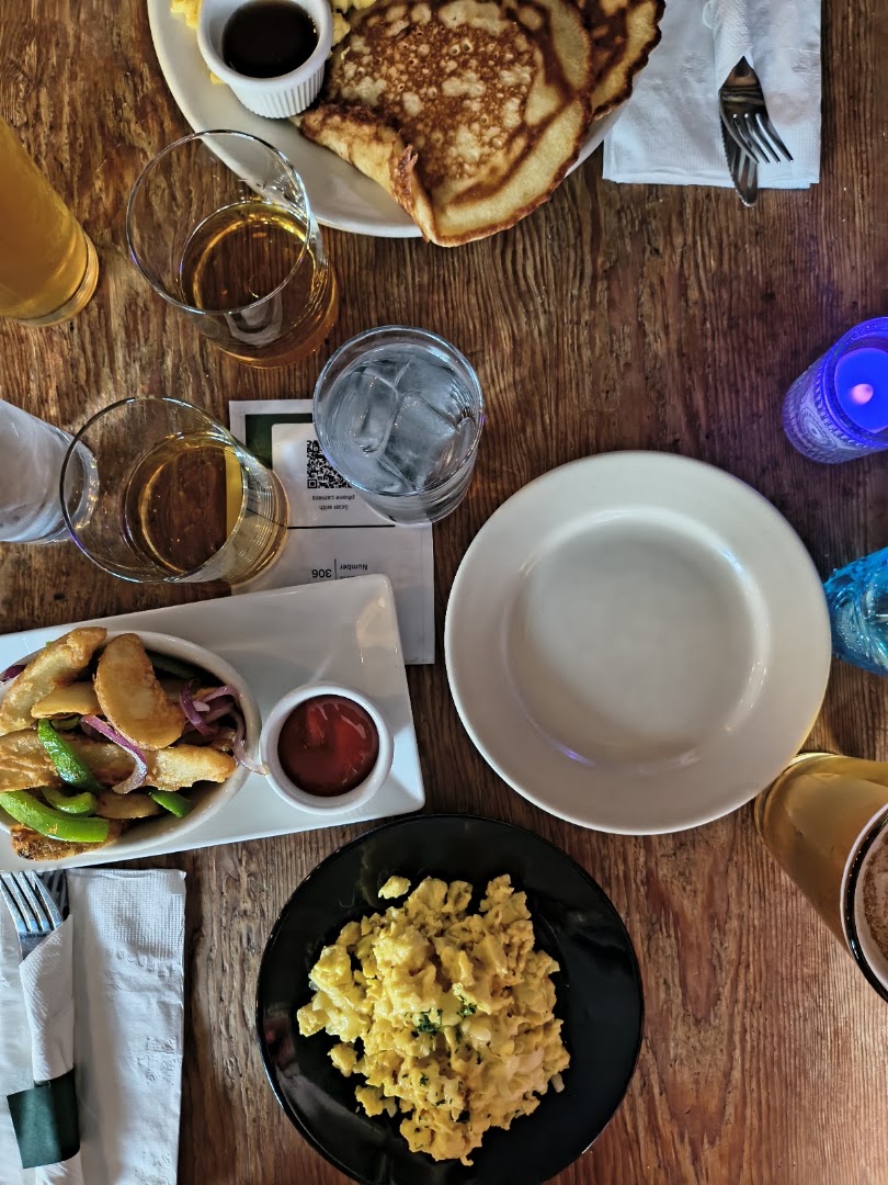 Urban Garden Brewhouse: appetizing food and drink presentation