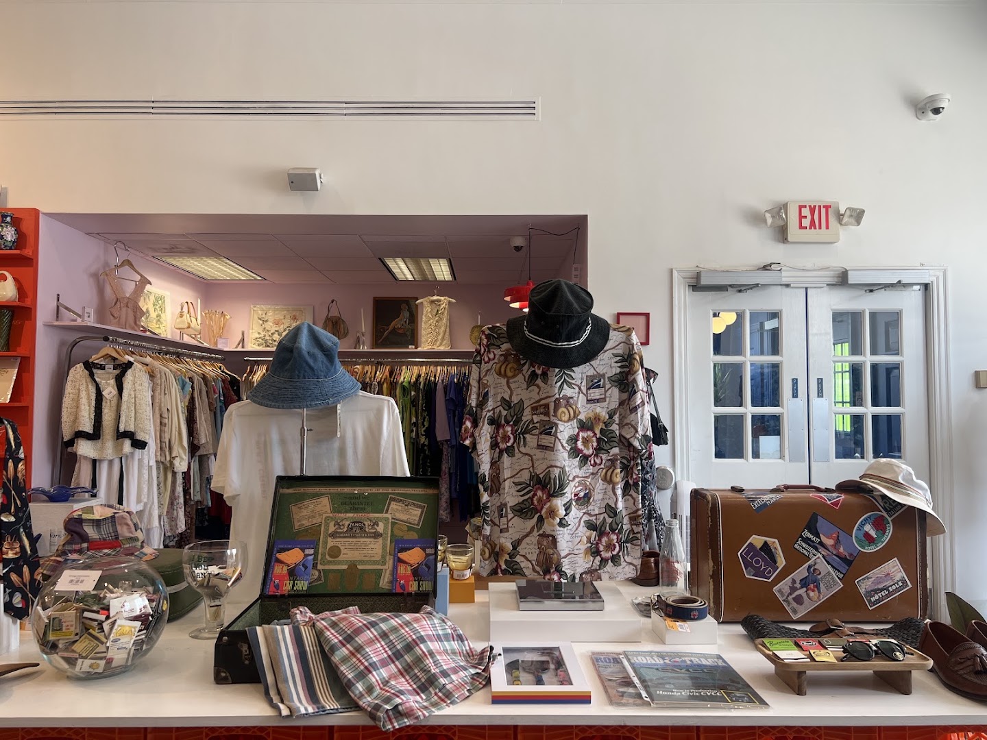 Vintage Vintage Vintage: clear display of shop products