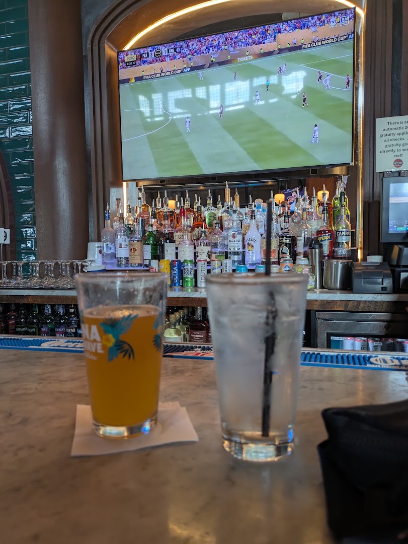 Whitlow's At The Wharf: bar atmosphere and drinks
