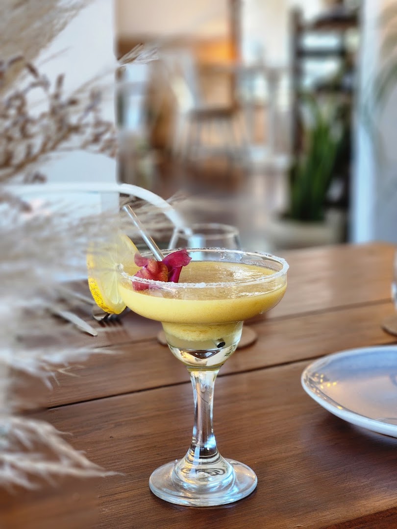 NIDO: high quality, appealing cocktail photo