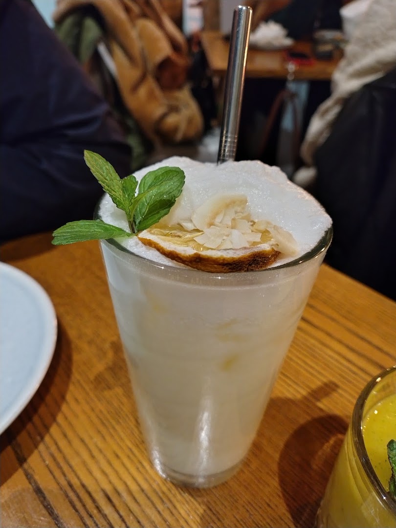 NIDO: appetizing, high-quality drink photo