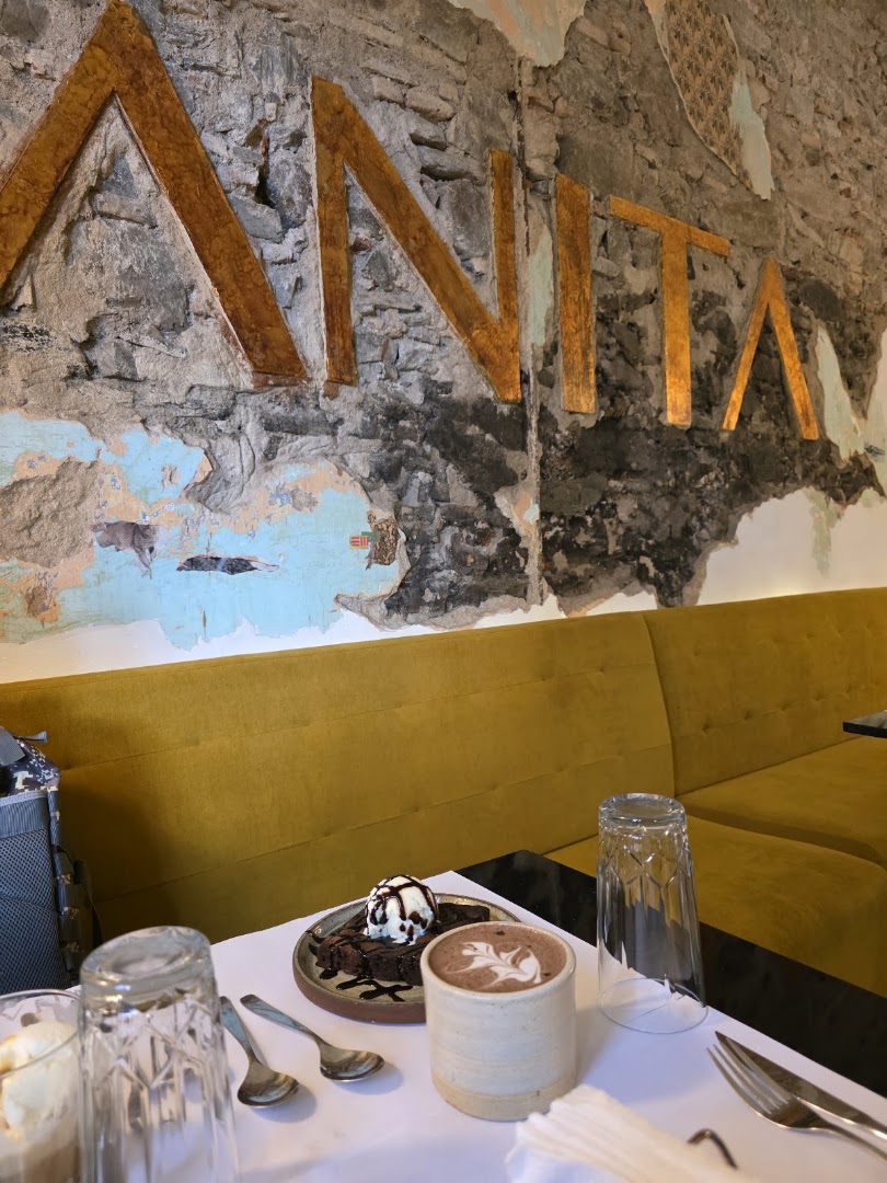 Anita Café: attractive interior and food presentation