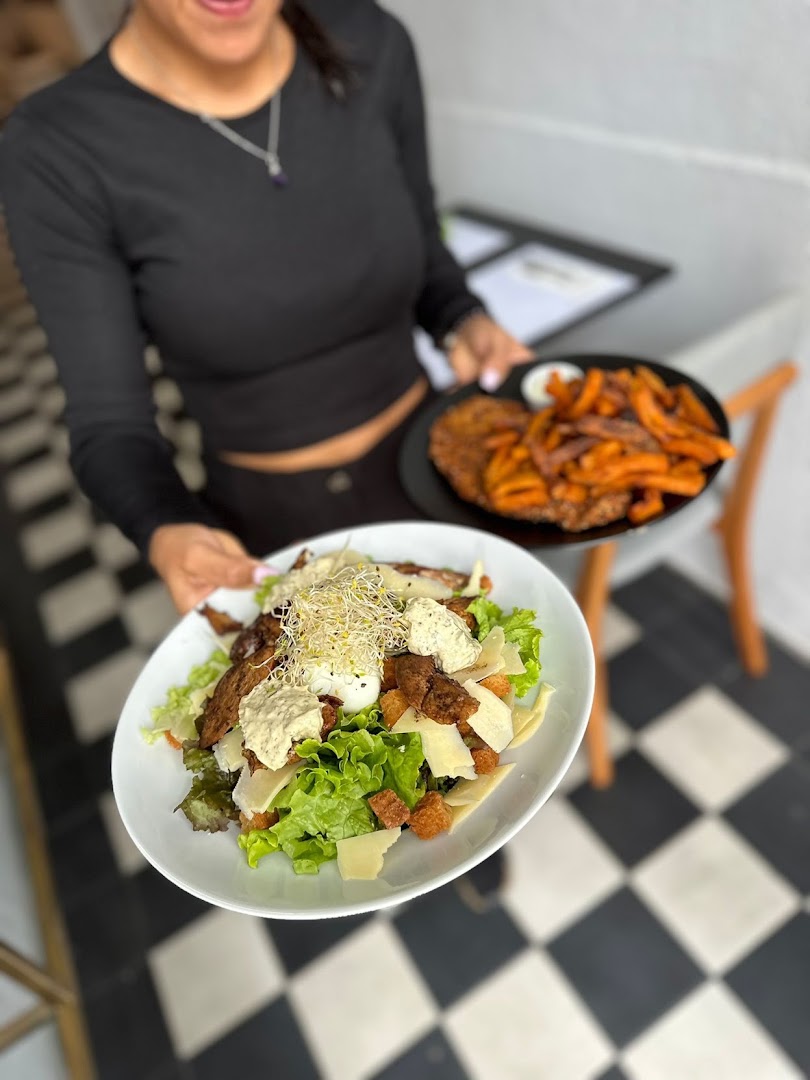 Anita Café: appetizing food presentation by staff