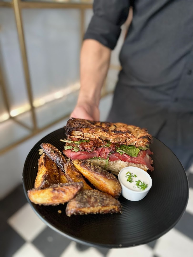 Anita Café: appetizing, professional food presentation