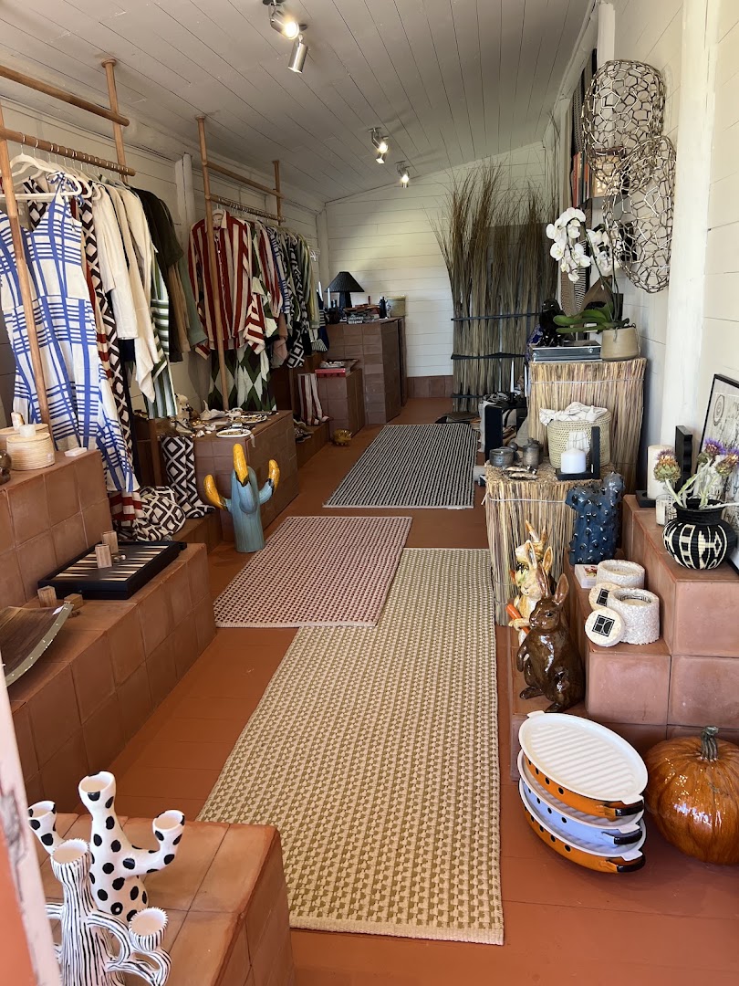 Caradonti: clear, inviting shop interior view