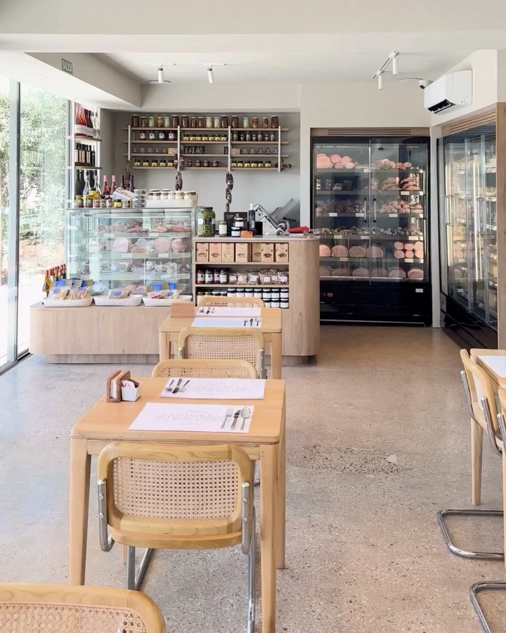 Curado: clean, professional shop interior photo